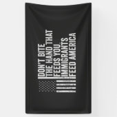 Bijt niet op de hand die je Amerikaans voedt Spandoek (Verticaal)