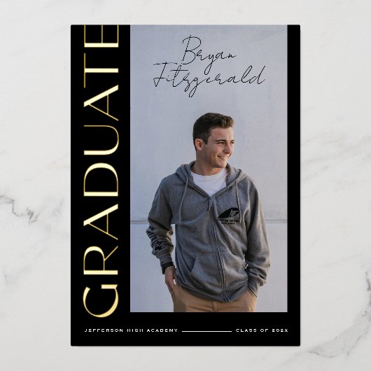 Bijtekst Modern Zwart en Goud Afstudeerder Aankond Folie Uitnodiging (Voorkant)