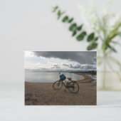 Bike op het strand briefkaart (Staand voorkant)