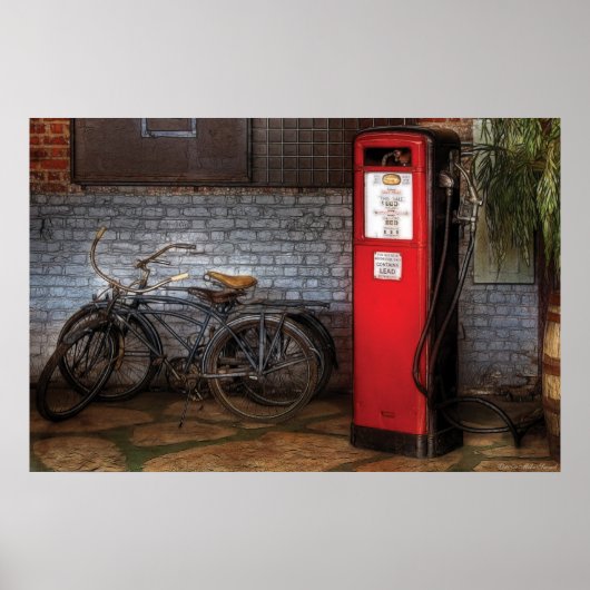 Bike - twee fietsen en een gaspomp poster (Voorkant)
