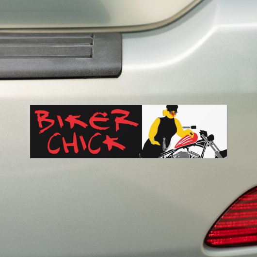 BIKER CHICK zit op haar motorfiets Bumpersticker (Op auto)