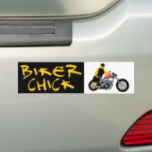 BIKER CHICK zit op haar motorfiets Bumpersticker (Op auto)