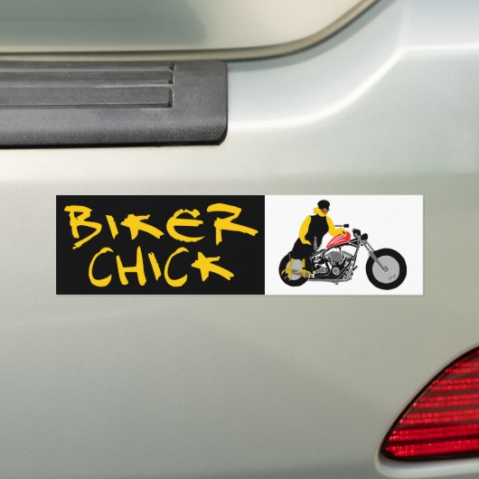 BIKER CHICK zit op haar motorfiets Bumpersticker (Op auto)