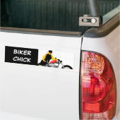 BIKER CHICK zit op haar motorfiets Bumpersticker (Op Truck)