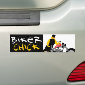 BIKER CHICK zit op haar motorfiets Bumpersticker (Op auto)