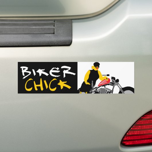 BIKER CHICK zit op haar motorfiets Bumpersticker (Op auto)