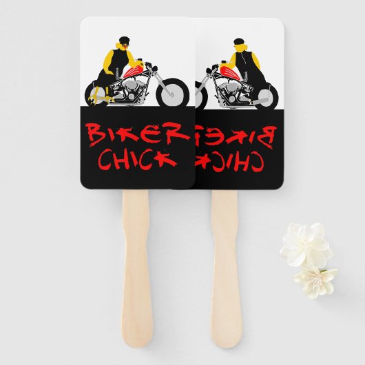 BIKER CHICK zit op haar motorfiets Handwaaier (Voorkant en achterkant)