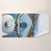 Biker rijdt een motorfiets op een glad wegdek badhanddoek (Badhanddoek)