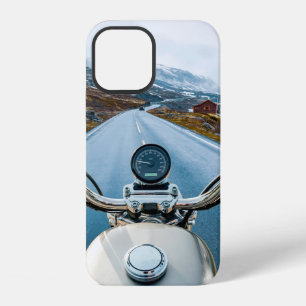 Biker rijdt een motorfiets op een glad wegdek iPhone 12 hoesje