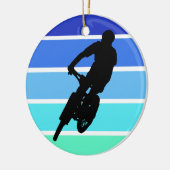 Biker van de bergen op Retro Blue-Green Stripes Keramisch Ornament (Links)
