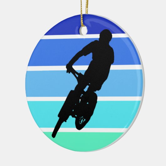 Biker van de bergen op Retro Blue-Green Stripes Keramisch Ornament (Links)