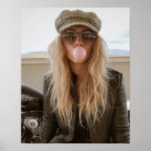 Biker Vrouw Roze Bubble Gum Bel Stijlvol Poster (Voorkant)