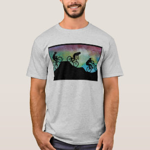 Bikers van bergen tegen zonsondergang t-shirt