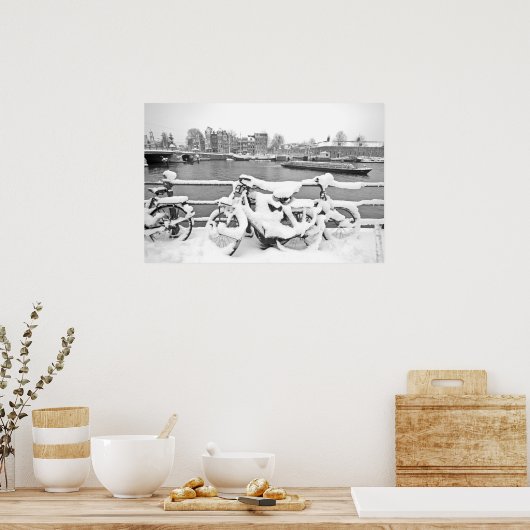 Bikes in de sneeuw in Amsterdam, Nederland Poster (Keuken)
