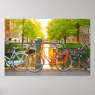 Bikes op een brug in Amsterdam, Nederland Poster