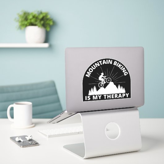 Biking van bergen is mijn therapie sticker (Laptop op bureau)