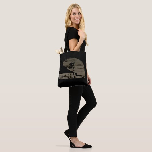 Biking van bergen naar beneden tote bag (Op model)