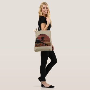 Biking van bergen naar beneden tote bag