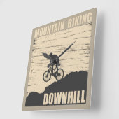 Biking van bergen naar beneden vierkante klok (Hoek)