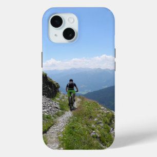 Biking van bergen op het platteland iPhone 15 case
