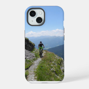Biking van bergen op het platteland iPhone 15 case