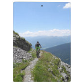 Biking van bergen op het platteland klembord (Achterkant)