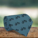 Biking van bergen - Rugged Cycling Theme op alle t Stropdas<br><div class="desc">Buitensport op zijn best, mountainbiking betekent hard terrein en een uitdagende reis. Dit gedurfde off-road-fietsontwerp is een geweldige manier om met zijn robuuste vormgeving te wijzen op uw levensstijl buiten kantooruren. Stel je in tegen een subtiele streep die het contrast vormt tussen zaken en plezier. Als ze de karakteristieke zwarte...</div>
