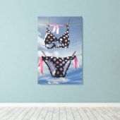 Bikini die op een lijn hangt canvas afdruk (Insitu (Houten vloer))