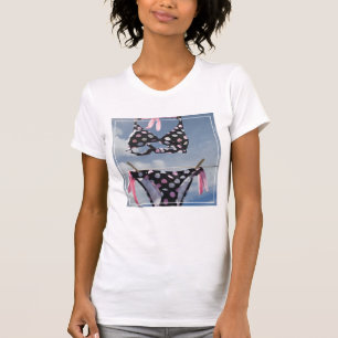 Bikini die op een lijn hangt t-shirt