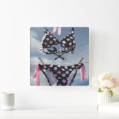 Bikini die op een lijn hangt vierkante klok (Huis)