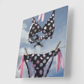 Bikini die op een lijn hangt vierkante klok (Hoek)