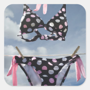 Bikini die op een lijn hangt vierkante sticker