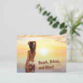 Bikini Meisje Poseren in het Zee bij zonsondergang Briefkaart (Staand voorkant)