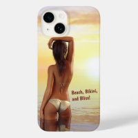Bikini Meisje Poseren in het Zee bij zonsondergang
