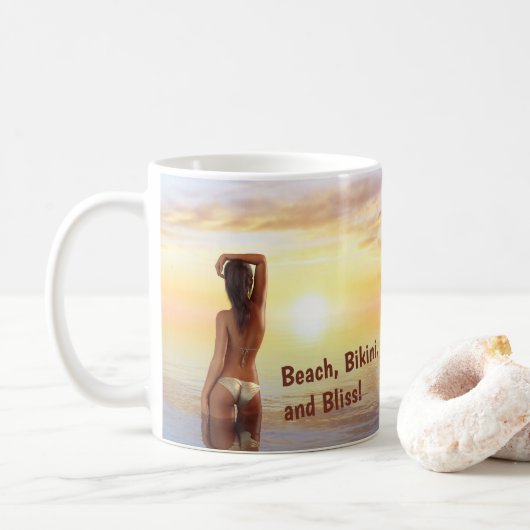 Bikini Meisje Poseren in het Zee bij zonsondergang Koffiemok (Met donut)