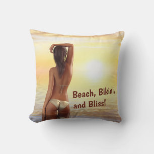 Bikini Meisje Poseren in het Zee bij zonsondergang Kussen