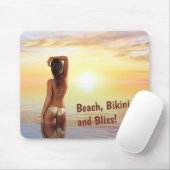 Bikini Meisje Poseren in het Zee bij zonsondergang Muismat (Met muis)