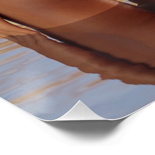 Bikini Meisje Poseren in het Zee bij zonsondergang Perfect Poster (Hoek)