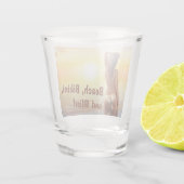 Bikini Meisje Poseren in het Zee bij zonsondergang Shot Glas (Achterkant)