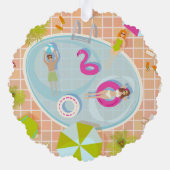 Bikini meisjes en jongens spelen zwembad spel ornament kaart (Achterkant)