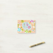 Bikini meisjes en jongens spelen zwembad spel post-it® notes (Op bureau)