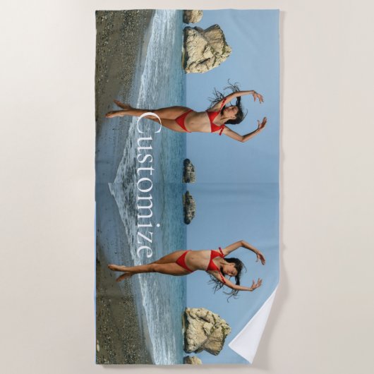 Bikini Model Dansend Thunder_Cove Strandlaken (Voorkant)