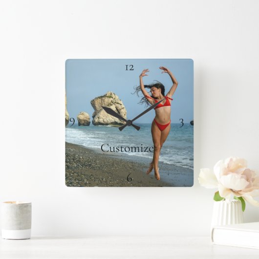 Bikini Model Dansend Thunder_Cove Vierkante Klok (Huis)