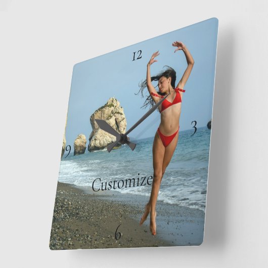 Bikini Model Dansend Thunder_Cove Vierkante Klok (Hoek)