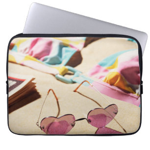 Bikini-zonnebril op de bovenkant en op het hart va laptop sleeve