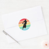 Bikken van de bergen op de regenboogstrips van de  ronde sticker (Envelop)