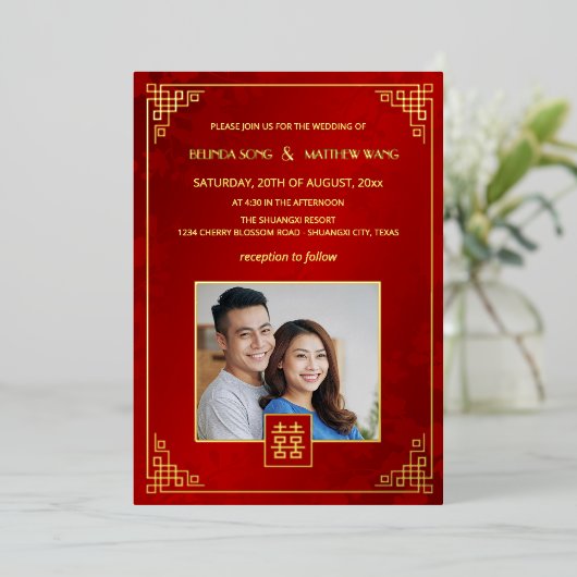 BILINGUAL Photo Red Gold Chinese Wedding Folie Uitnodiging (Staand Voorkant)