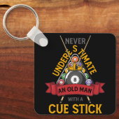 Biljart onderschat nooit een oud Man met een aanwi Sleutelhanger (Voorkant)