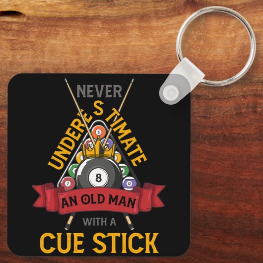 Biljart onderschat nooit een oud Man met een aanwi Sleutelhanger (Achterkant)