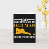 Billiard onderschat nooit een oud Man dat speelt Kaart (Gele Bloem)